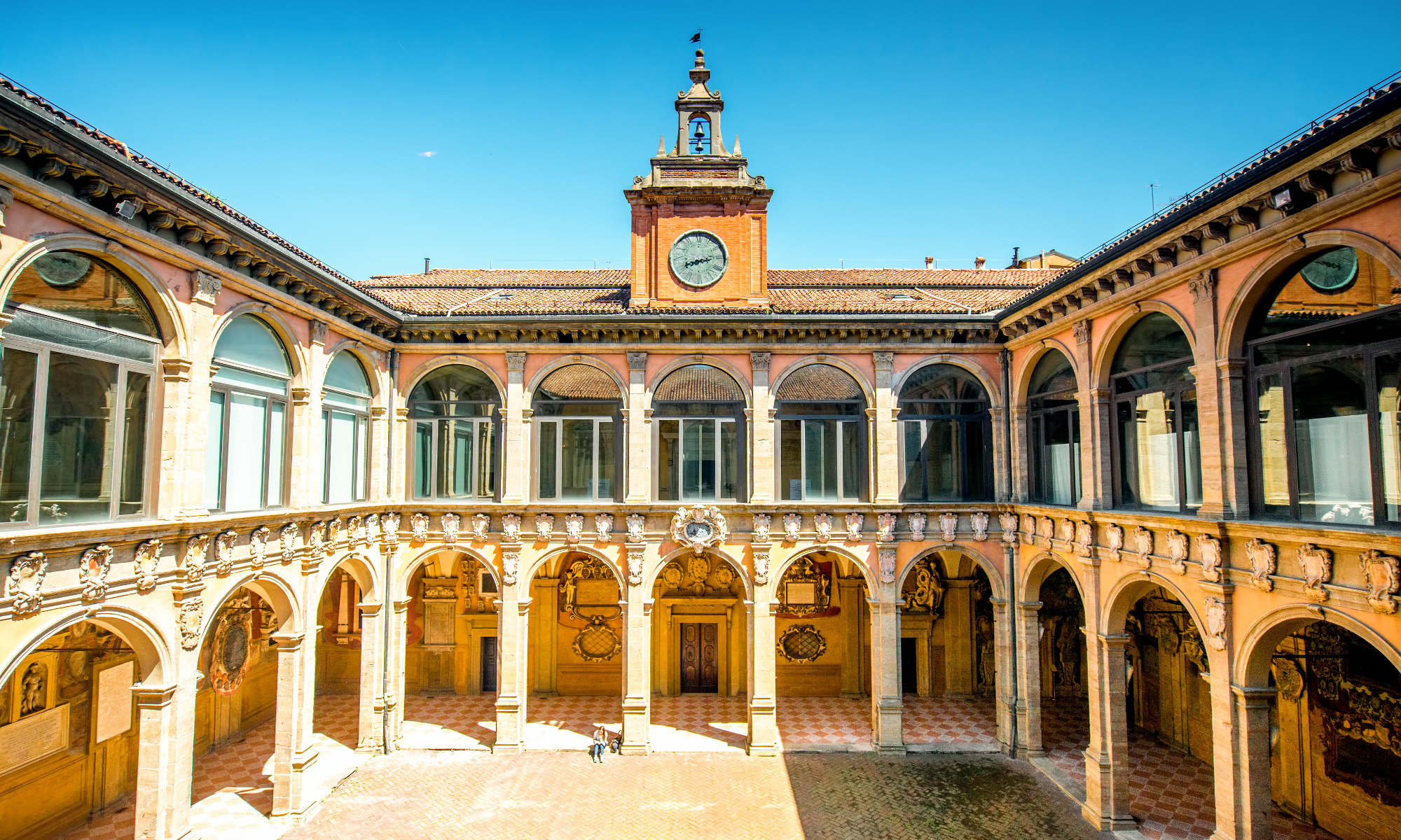 Самые первые университеты появились в. Болонский университет (Италия, Болонья). Болонский университет Италия 1088. Средневековый университет в Болонье. Болонский университет в средневековье.